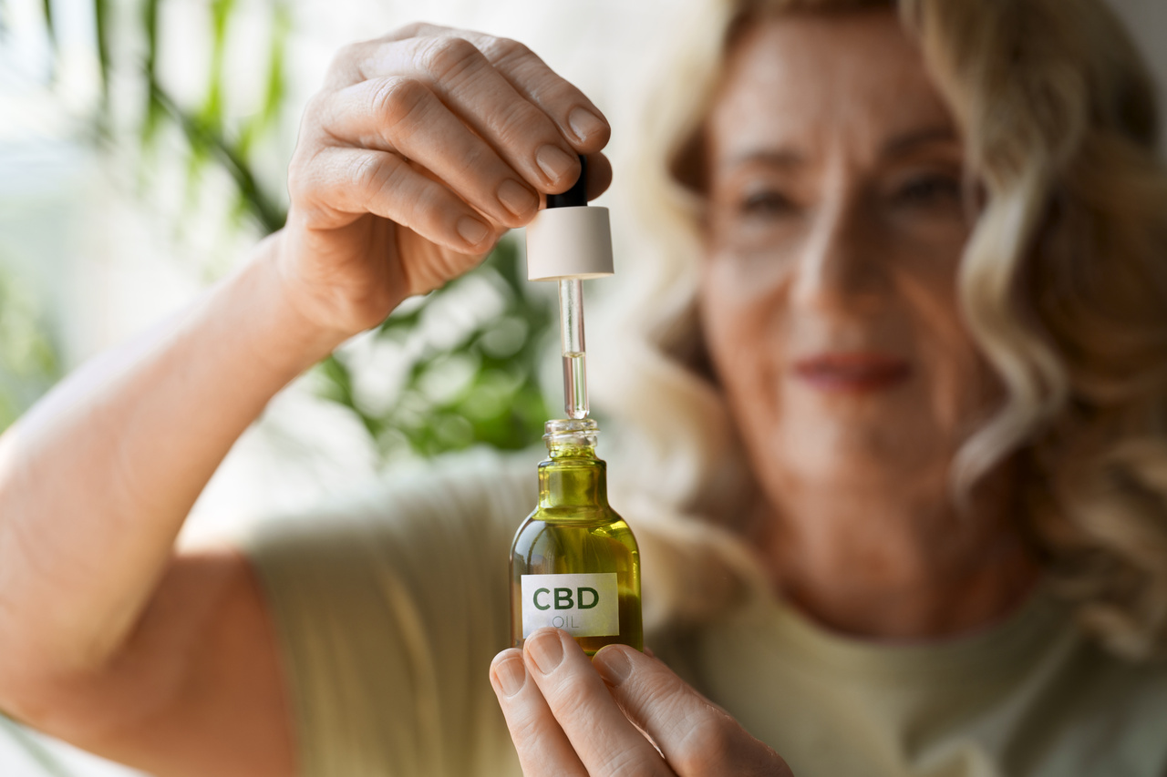 Zbliżenie na kobietę używającą olejku CBD.